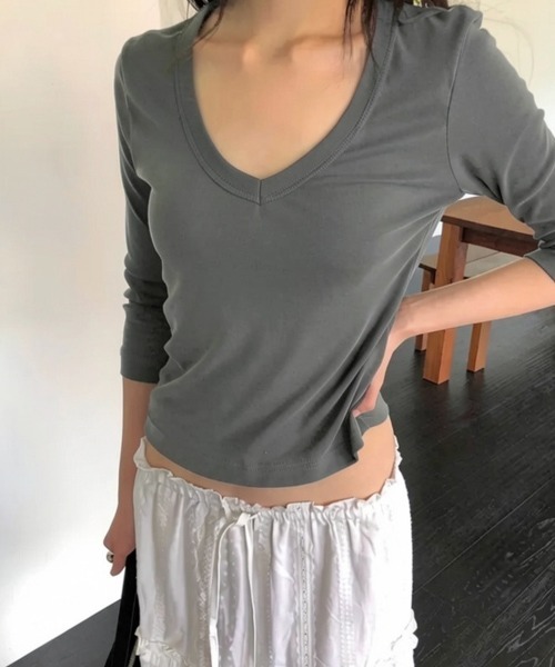 LOENNE(ロエヌ)の「V-Neck Slim Tee / VネックスリムTシャツ(Tシャツ/カットソー・レディース・チャコールグレー/ブラック・FREE)」の16枚目の写真