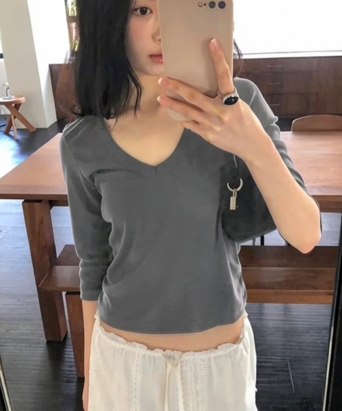 LOENNE(ロエヌ)の「V-Neck Slim Tee / VネックスリムTシャツ(Tシャツ/カットソー・レディース・チャコールグレー/ブラック・FREE)」の18枚目の写真