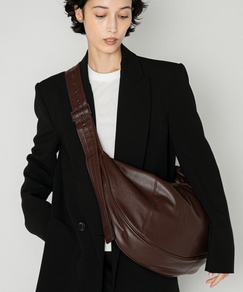LE VERNIS(ル・ベルニ)の「LE VERNIS(ル・ベルニ)Soft shoulder bag(ショルダーバッグ・レディース・クリーム/ブラウン・FREE)」の1枚目の写真