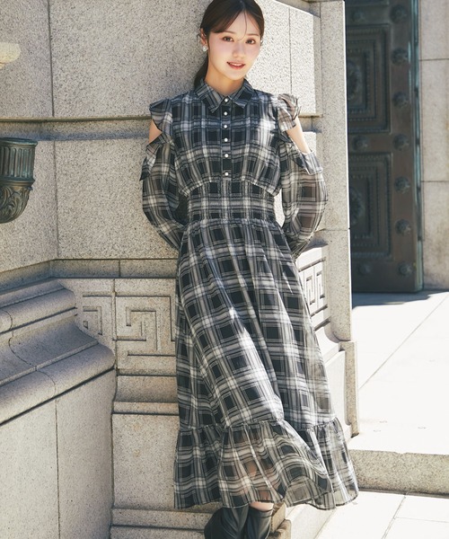 tocco closet(トッコ クローゼット)の「ウエストシャーリングフリルオープンショルダーチェックシャツワンピース(ワンピース・レディース・ブラック/ブラウン・M)」の1枚目の写真