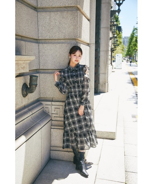 tocco closet(トッコ クローゼット)の「ウエストシャーリングフリルオープンショルダーチェックシャツワンピース(ワンピース・レディース・ブラック/ブラウン・M)」の3枚目の写真