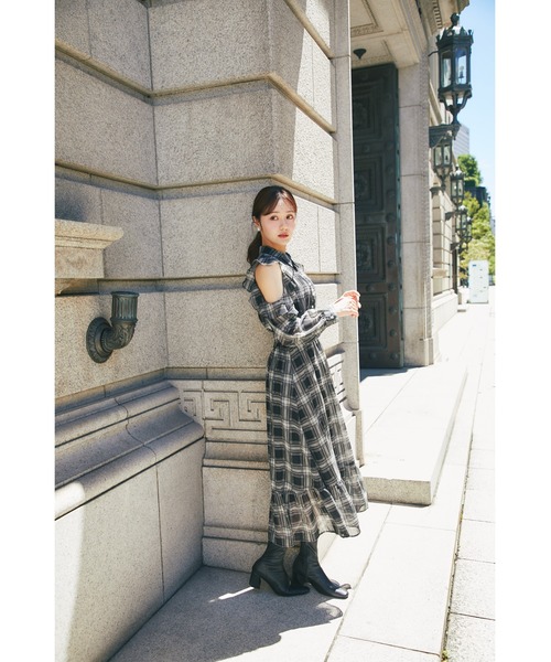 tocco closet(トッコ クローゼット)の「ウエストシャーリングフリルオープンショルダーチェックシャツワンピース(ワンピース・レディース・ブラック/ブラウン・M)」の4枚目の写真