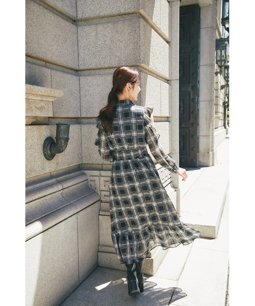 tocco closet(トッコ クローゼット)の「ウエストシャーリングフリルオープンショルダーチェックシャツワンピース(ワンピース・レディース・ブラック/ブラウン・M)」の5枚目の写真