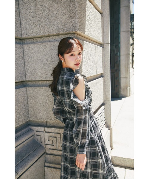 tocco closet(トッコ クローゼット)の「ウエストシャーリングフリルオープンショルダーチェックシャツワンピース(ワンピース・レディース・ブラック/ブラウン・M)」の10枚目の写真