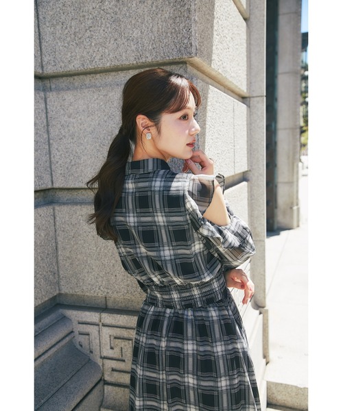 tocco closet(トッコ クローゼット)の「ウエストシャーリングフリルオープンショルダーチェックシャツワンピース(ワンピース・レディース・ブラック/ブラウン・M)」の14枚目の写真