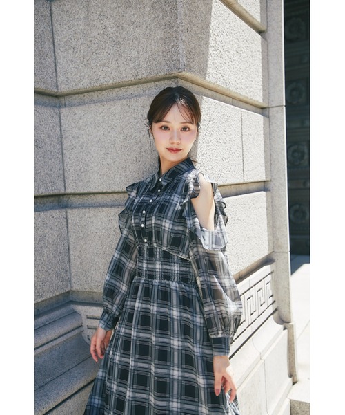 tocco closet(トッコ クローゼット)の「ウエストシャーリングフリルオープンショルダーチェックシャツワンピース(ワンピース・レディース・ブラック/ブラウン・M)」の6枚目の写真