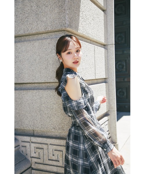 tocco closet(トッコ クローゼット)の「ウエストシャーリングフリルオープンショルダーチェックシャツワンピース(ワンピース・レディース・ブラック/ブラウン・M)」の11枚目の写真