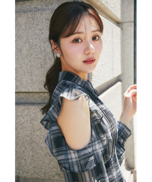tocco closet(トッコ クローゼット)の「ウエストシャーリングフリルオープンショルダーチェックシャツワンピース(ワンピース・レディース・ブラック/ブラウン・M)」の13枚目の写真