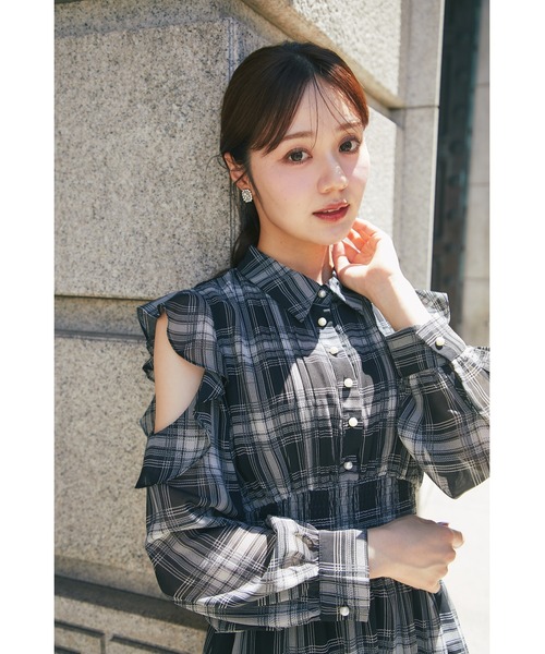 tocco closet(トッコ クローゼット)の「ウエストシャーリングフリルオープンショルダーチェックシャツワンピース(ワンピース・レディース・ブラック/ブラウン・M)」の7枚目の写真