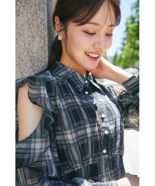 tocco closet(トッコ クローゼット)の「ウエストシャーリングフリルオープンショルダーチェックシャツワンピース(ワンピース・レディース・ブラック/ブラウン・M)」の9枚目の写真