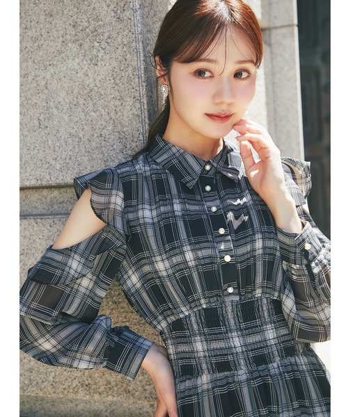 tocco closet(トッコ クローゼット)の「ウエストシャーリングフリルオープンショルダーチェックシャツワンピース(ワンピース・レディース・ブラック/ブラウン・M)」の8枚目の写真