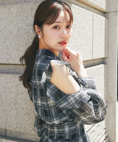 tocco closet(トッコ クローゼット)の「ウエストシャーリングフリルオープンショルダーチェックシャツワンピース(ワンピース・レディース・ブラック/ブラウン・M)」の12枚目の写真