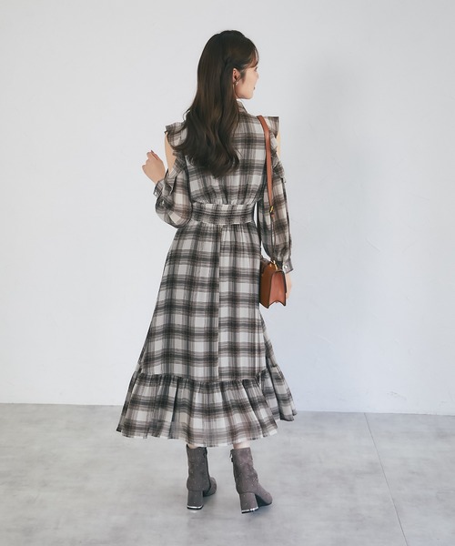 tocco closet(トッコ クローゼット)の「ウエストシャーリングフリルオープンショルダーチェックシャツワンピース(ワンピース・レディース・ブラック/ブラウン・M)」の18枚目の写真