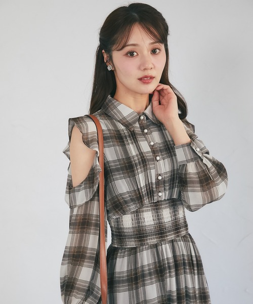 tocco closet(トッコ クローゼット)の「ウエストシャーリングフリルオープンショルダーチェックシャツワンピース(ワンピース・レディース・ブラック/ブラウン・M)」の19枚目の写真