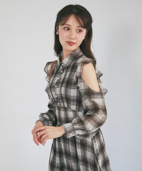 tocco closet(トッコ クローゼット)の「ウエストシャーリングフリルオープンショルダーチェックシャツワンピース(ワンピース・レディース・ブラック/ブラウン・M)」の21枚目の写真