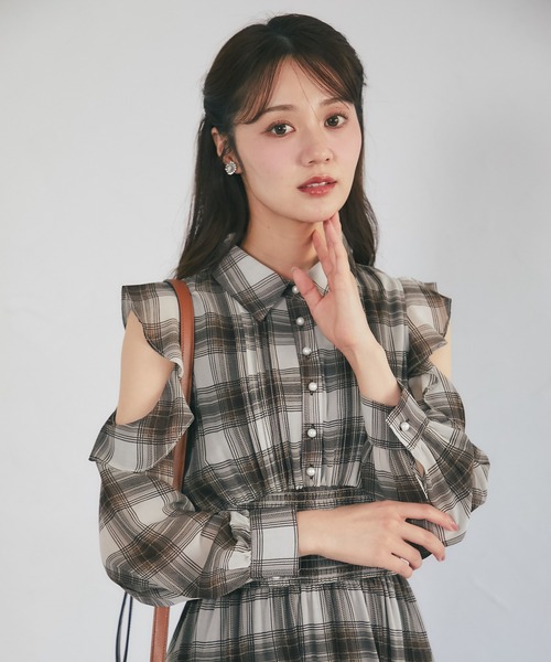 tocco closet(トッコ クローゼット)の「ウエストシャーリングフリルオープンショルダーチェックシャツワンピース(ワンピース・レディース・ブラック/ブラウン・M)」の20枚目の写真
