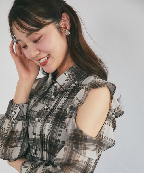 tocco closet(トッコ クローゼット)の「ウエストシャーリングフリルオープンショルダーチェックシャツワンピース(ワンピース・レディース・ブラック/ブラウン・M)」の22枚目の写真