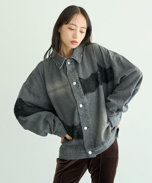 earth music&ecology（アースミュージックアンドエコロジー）の「ダメージレースデニムJK（デニムジャケット・レディース・ブルー/グレー・FREE）」の4枚目の写真
