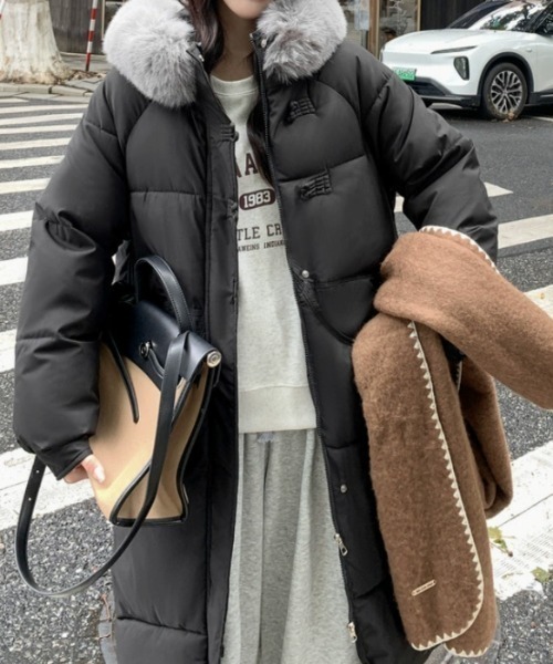 LUCPY(ラクピー)の「エコファーカラーチャイナボタンロング中綿コート(その他アウター・レディース・ブラック/イエロー/ホワイト・LARGE/MEDIUM/SMALL/X-LARGE)」の6枚目の写真