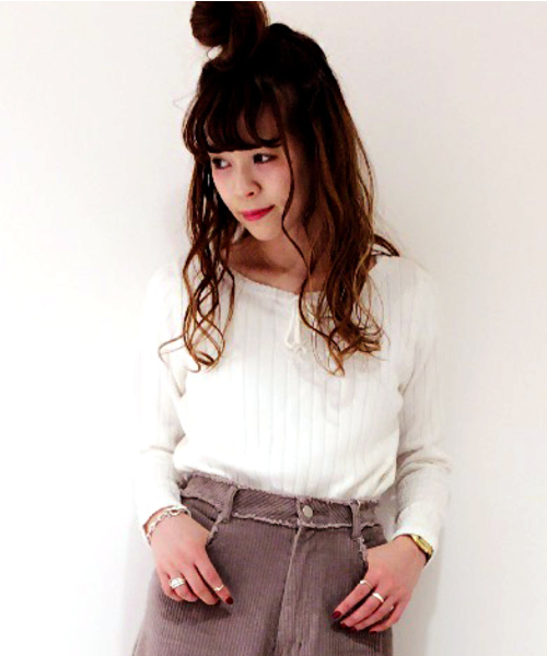 archives（アルシーヴ）の「ワイドリブ レースアップニット（ニット/セーター・レディース・オフホワイト/ブラウン/ピンク/ブラック・MEDIUM）」の2枚目の写真