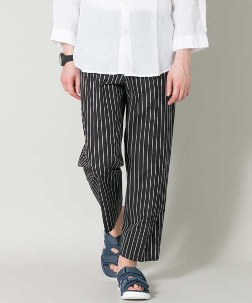 URBAN RESEARCH（アーバンリサーチ）の「UR ストライプアンクルベルトレスパンツ（その他パンツ・メンズ・ブラック/ネイビー・LARGE/MEDIUM）」の2枚目の写真