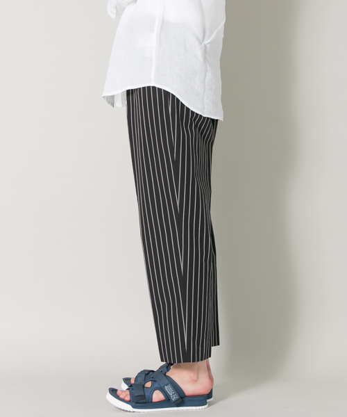 URBAN RESEARCH（アーバンリサーチ）の「UR ストライプアンクルベルトレスパンツ（その他パンツ・メンズ・ブラック/ネイビー・LARGE/MEDIUM）」の4枚目の写真