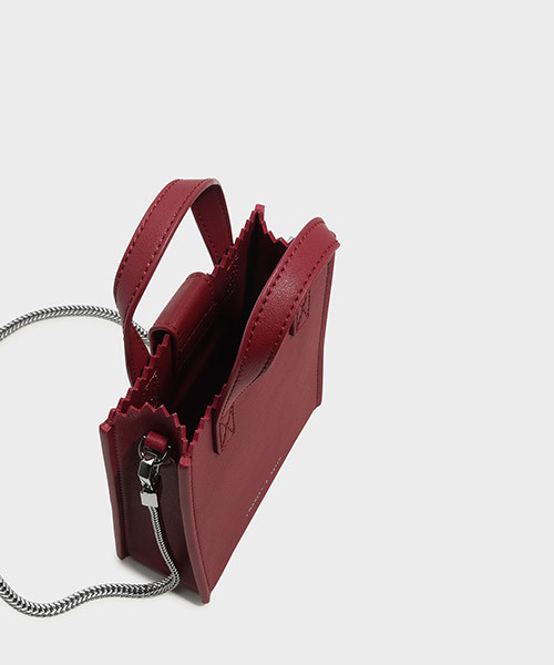 CHARLES & KEITH(チャールズ & キース)の「トートバッグ / TOTE BAG(トートバッグ・レディース・ブラック/レッド・S)」の11枚目の写真