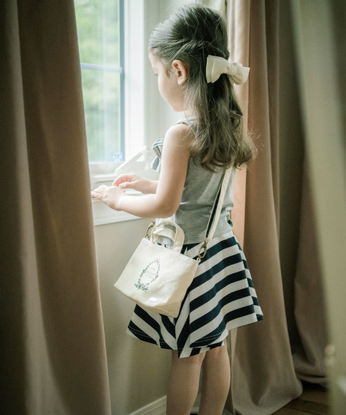 Catherine Cottage（キャサリンコテージ）の「ロゴトートミニポシェット/サコッシュバッグ（ショルダーバッグ・キッズ・ホワイト/ネイビー/サックスブルー/ピンク/ライラック・FREE）」の9枚目の写真