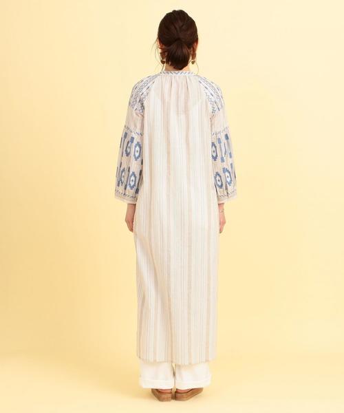 BEAUTY&YOUTH UNITED ARROWS（ビューティーアンドユースユナイテッドアローズ）の「BY∴ エンブロイダリーマキシワンピース -2WAY- о（ワンピース・レディース・ホワイト/ナチュラル・FREE）」の5枚目の写真