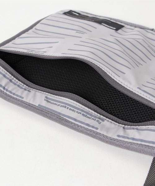 ATTACHMENT(アタッチメント)の「T400ストレッチタフタ サコッシュ(ショルダーバッグ・メンズ・グレー/ネイビー/オレンジ・ONESIZE)」の8枚目の写真