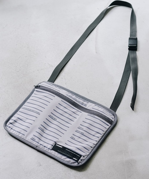 ATTACHMENT(アタッチメント)の「T400ストレッチタフタ サコッシュ(ショルダーバッグ・メンズ・グレー/ネイビー/オレンジ・ONESIZE)」の2枚目の写真