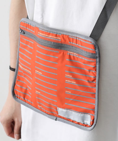 ATTACHMENT(アタッチメント)の「T400ストレッチタフタ サコッシュ(ショルダーバッグ・メンズ・グレー/ネイビー/オレンジ・ONESIZE)」の16枚目の写真