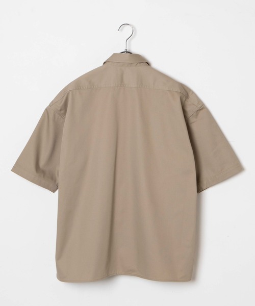 Dickies（ディッキーズ）の「∴WEGO/別注 Dickiesビックシルエット5分袖ワークシャツ（シャツ/ブラウス・メンズ・ダークグリーン/ベージュ/ワイン・MEDIUM/LARGE）」の16枚目の写真