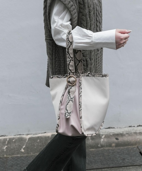 RODE SKO（ロデスコ）の「MARTTA ナイロンコンビ2WAYトート（トートバッグ・レディース・アイボリー/ベージュ・ONE）」の6枚目の写真