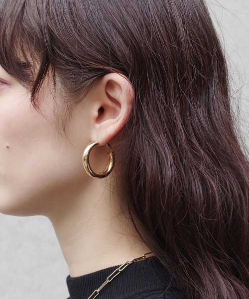 yu-ka(ユーカ)の「YU-KA : ボリュームフープピアス(ピアス(両耳用)・レディース・シルバー/ゴールド・ONE SIZE)」の1枚目の写真