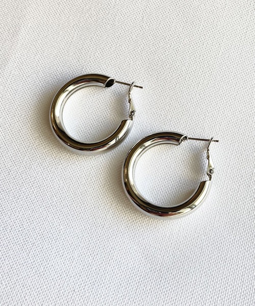 yu-ka(ユーカ)の「YU-KA : ボリュームフープピアス(ピアス(両耳用)・レディース・シルバー/ゴールド・ONE SIZE)」の4枚目の写真