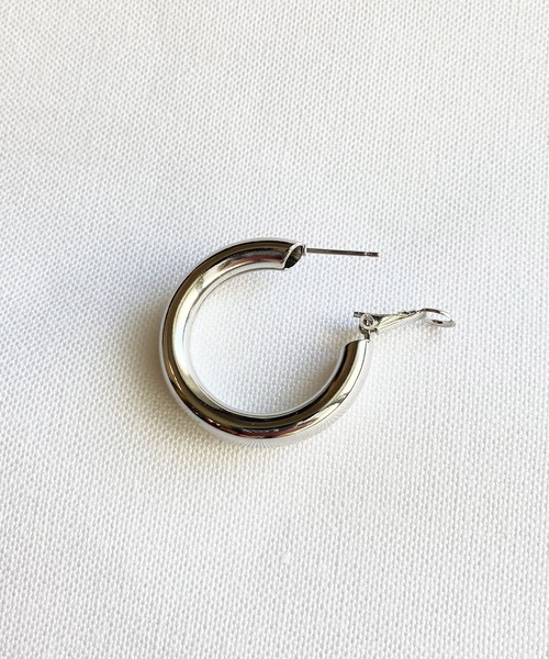 yu-ka(ユーカ)の「YU-KA : ボリュームフープピアス(ピアス(両耳用)・レディース・シルバー/ゴールド・ONE SIZE)」の3枚目の写真