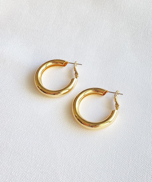 yu-ka(ユーカ)の「YU-KA : ボリュームフープピアス(ピアス(両耳用)・レディース・シルバー/ゴールド・ONE SIZE)」の6枚目の写真