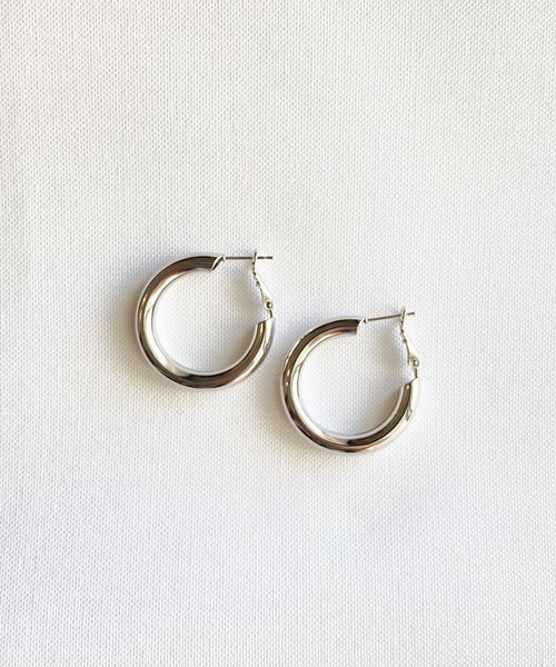 yu-ka(ユーカ)の「YU-KA : ボリュームフープピアス(ピアス(両耳用)・レディース・シルバー/ゴールド・ONE SIZE)」の12枚目の写真