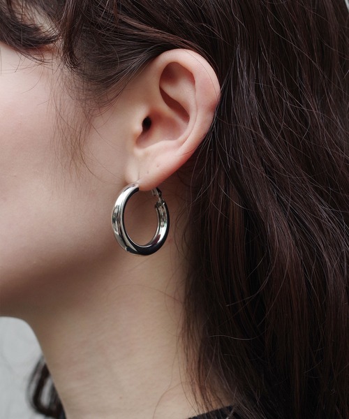 yu-ka(ユーカ)の「YU-KA : ボリュームフープピアス(ピアス(両耳用)・レディース・シルバー/ゴールド・ONE SIZE)」の7枚目の写真