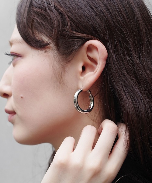 yu-ka(ユーカ)の「YU-KA : ボリュームフープピアス(ピアス(両耳用)・レディース・シルバー/ゴールド・ONE SIZE)」の9枚目の写真