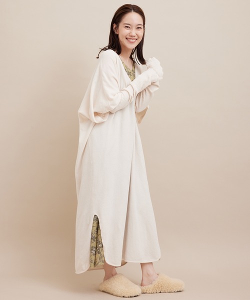 SALON adam et rope'（サロン アダム エ ロペ）の「【極上の肌ざわり】アームウォーマー付ワンピース -CreamyCotton /クリーミーコットン-（ワンピース・レディース・チャコールグレー/ベージュ/オフホワイト・FREE）」の6枚目の写真