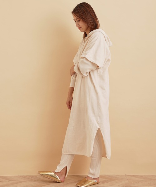 SALON adam et rope'（サロン アダム エ ロペ）の「【極上の肌ざわり】アームウォーマー付ワンピース -CreamyCotton /クリーミーコットン-（ワンピース・レディース・チャコールグレー/ベージュ/オフホワイト・FREE）」の14枚目の写真