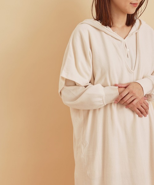 SALON adam et rope'（サロン アダム エ ロペ）の「【極上の肌ざわり】アームウォーマー付ワンピース -CreamyCotton /クリーミーコットン-（ワンピース・レディース・チャコールグレー/ベージュ/オフホワイト・FREE）」の20枚目の写真