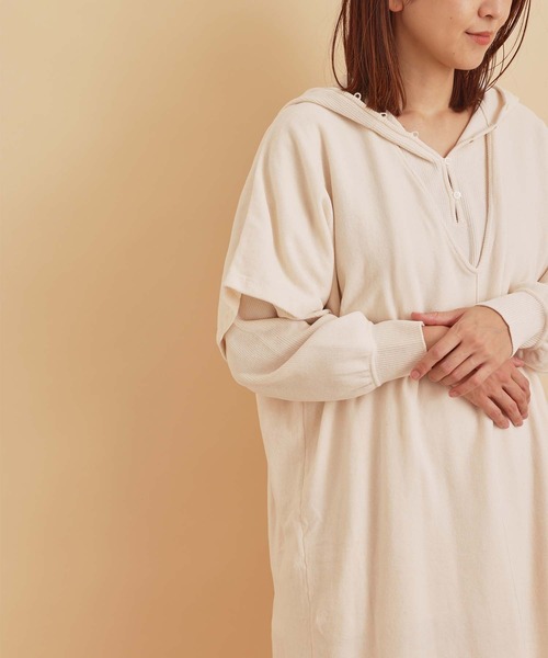 SALON adam et rope'（サロン アダム エ ロペ）の「【極上の肌ざわり】アームウォーマー付ワンピース -CreamyCotton /クリーミーコットン-（ワンピース・レディース・チャコールグレー/ベージュ/オフホワイト・FREE）」の8枚目の写真