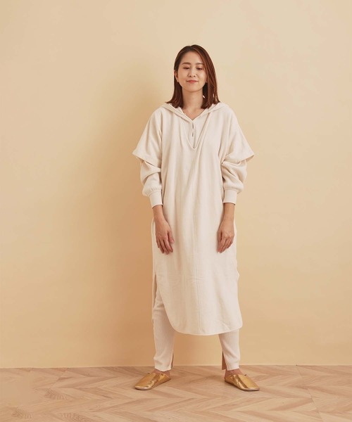 SALON adam et rope'（サロン アダム エ ロペ）の「【極上の肌ざわり】アームウォーマー付ワンピース -CreamyCotton /クリーミーコットン-（ワンピース・レディース・チャコールグレー/ベージュ/オフホワイト・FREE）」の7枚目の写真