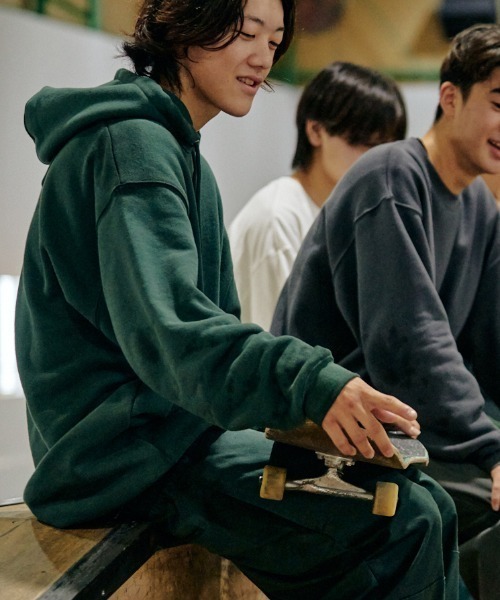 Dickies(ディッキーズ)の「【ムラサキスポーツ別注】Dickies/ディッキーズ ワンポイントロゴ ヘビーウエイトパーカー/裏起毛 ルーズシルエット プルオーバーフーディ 14893400(パーカー・メンズ・ブラック/グレー/グリーン・M/L/XL)」の4枚目の写真