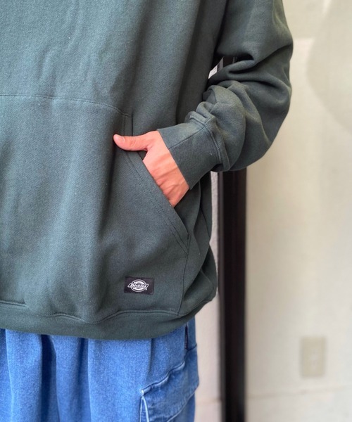 Dickies(ディッキーズ)の「【ムラサキスポーツ別注】Dickies/ディッキーズ ワンポイントロゴ ヘビーウエイトパーカー/裏起毛 ルーズシルエット プルオーバーフーディ 14893400(パーカー・メンズ・ブラック/グレー/グリーン・M/L/XL)」の16枚目の写真