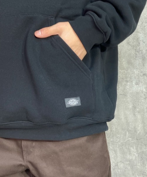 Dickies(ディッキーズ)の「【ムラサキスポーツ別注】Dickies/ディッキーズ ワンポイントロゴ ヘビーウエイトパーカー/裏起毛 ルーズシルエット プルオーバーフーディ 14893400(パーカー・メンズ・ブラック/グレー/グリーン・M/L/XL)」の9枚目の写真