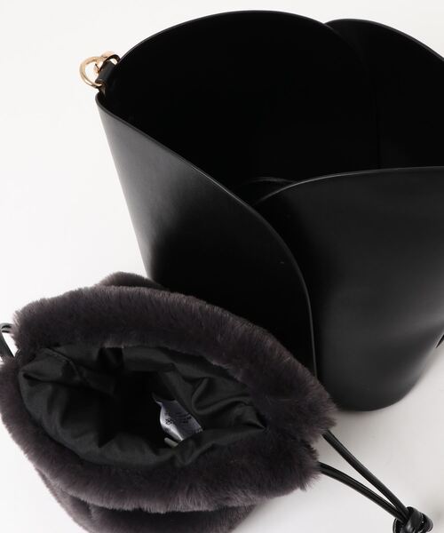 Te chichi（テチチ）の「ファー巾着×合皮バッグ（ショルダーバッグ・レディース・ブラック/キャメル・ﾌﾘ-）」の5枚目の写真
